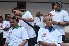 Jagoannya menang, ratusan...