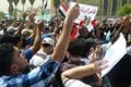 Ribuan demonstran protes...