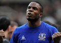 Anichebe resmi berkostum...