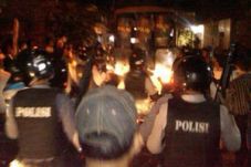 Kerusuhan pecah di Stadion...