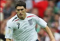 Barry menanti panggilan...