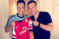 Oezil pamer pegang jersey...