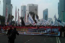 Massa buruh kepung Istana...
