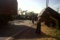 Minibus marinir tabrak...