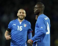 Balotelli loloskan Italia...