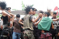 Puluhan anak punk berulah...