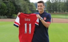 Debut manis Mesut Ozil