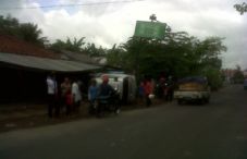 Mobil tabrak rumah makan,...