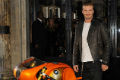 Beckham dikelilingi...