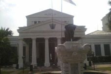 Pencurian di museum,...