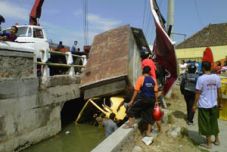 Truk muatan telur terjun...