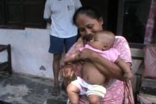 Ratusan orang di Desa...