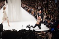 Berulah di catwalk Paris,...