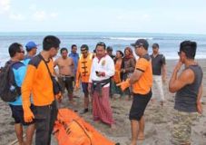 Mandi di Pantai Berawa,...