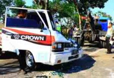 Pecah ban, minibus seruduk...