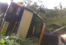 Truk tabrak enam tiang...