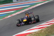 Vettel raih pole position...