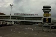 Empat hari, Bandara...