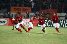 Ayo, Garuda Jaya cakar...