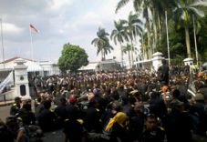 Di depan rumah Aher,...