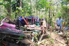 Mini bus terjun ke jurang...