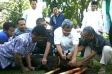 Aher mendadak jadi tukang...
