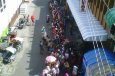 Antrean pembagian daging...