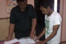 Sedang nyantri, pemuda...