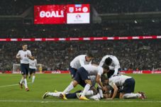 Inggris rebut tiket...