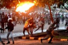 Dua kelompok warga Pampang...