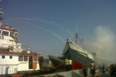 KM Surya Gumilang terbakar...