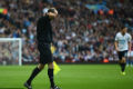 Assisten wasit terkena...