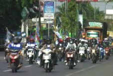 Tuntut UMK, ribuan buruh...