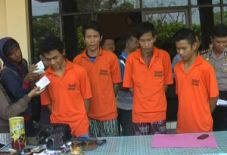Kesal dengan orang tua,...
