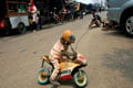Pawang monyet anak untungkan...