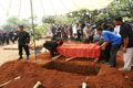 Suasana haru saat pemakaman...