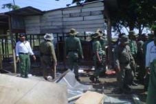 Satpol PP bongkar gubuk...