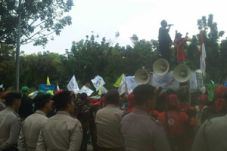 Ribuan buruh serbu Balai...
