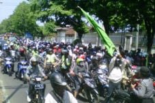 Tuntut upah layak buruh...