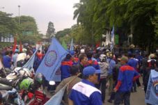 Buruh di Tangerang lakukan...