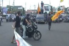 Buruh blokir Jalan Jombang...