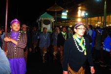 Ribuan warga berebut...