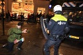Serang polisi, 15 fans...