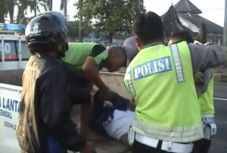 Bawa teman wanita ngebut,...