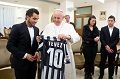 Giliran Tevez kunjungi...