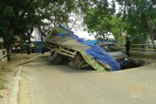 Jembatan amblas, dua...