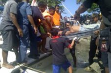 Berkendara lewat jembatan,...