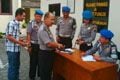 2 senpi anggota polsek...
