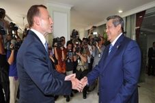 Abbott senang amarah...