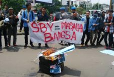 Sambut SBY, mahasiswa...
